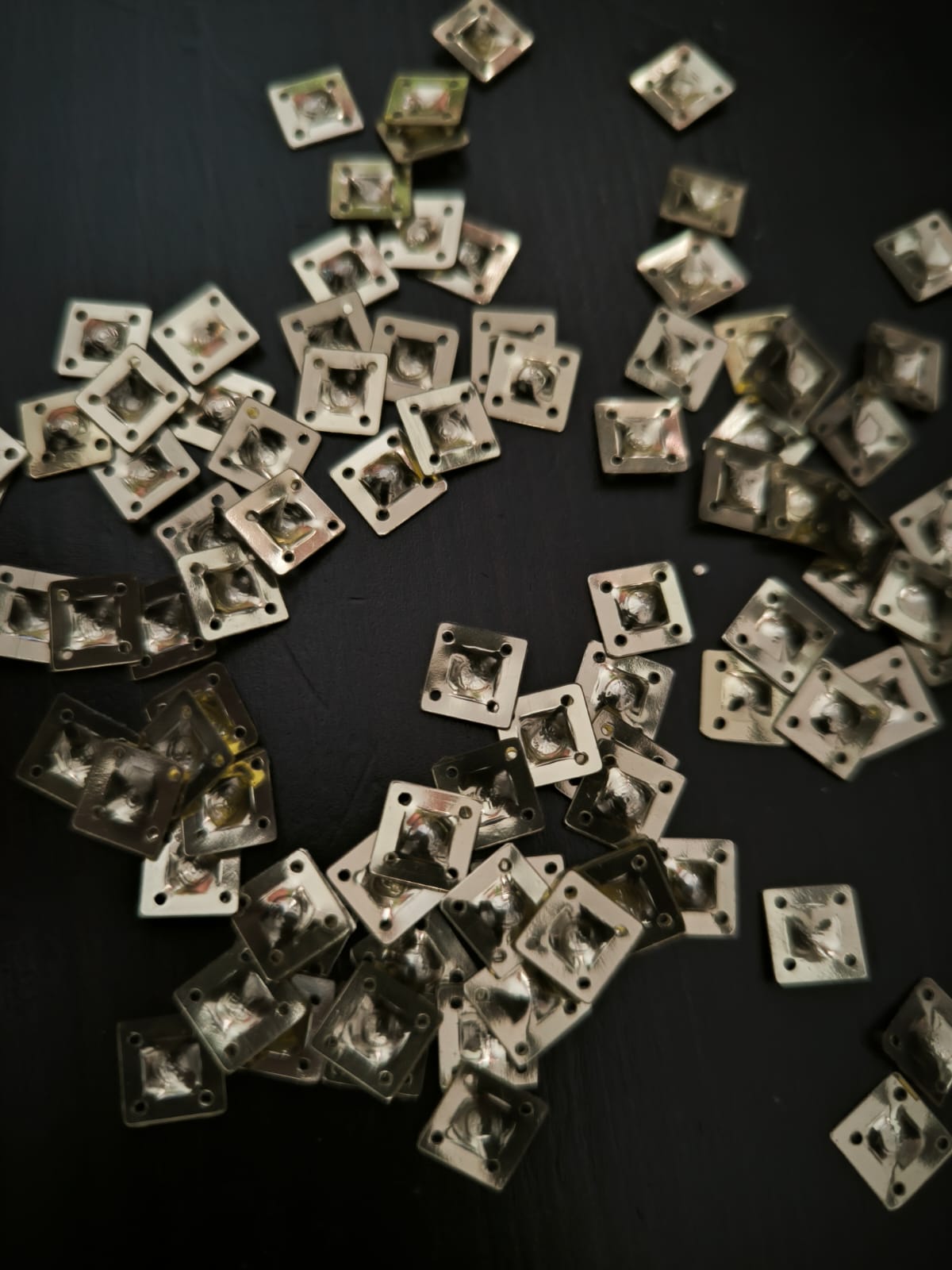 paillettes carres poinconnes dores sirus