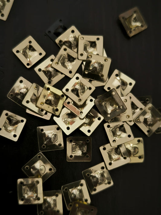 paillettes carres poinconnes dores sirus