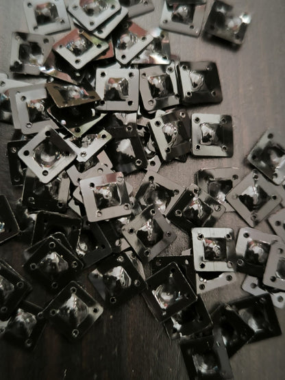 Sequins carrés poinçonnés noirs 8mm