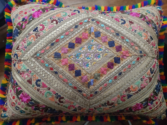 Coussin Indien borde main modele N 4