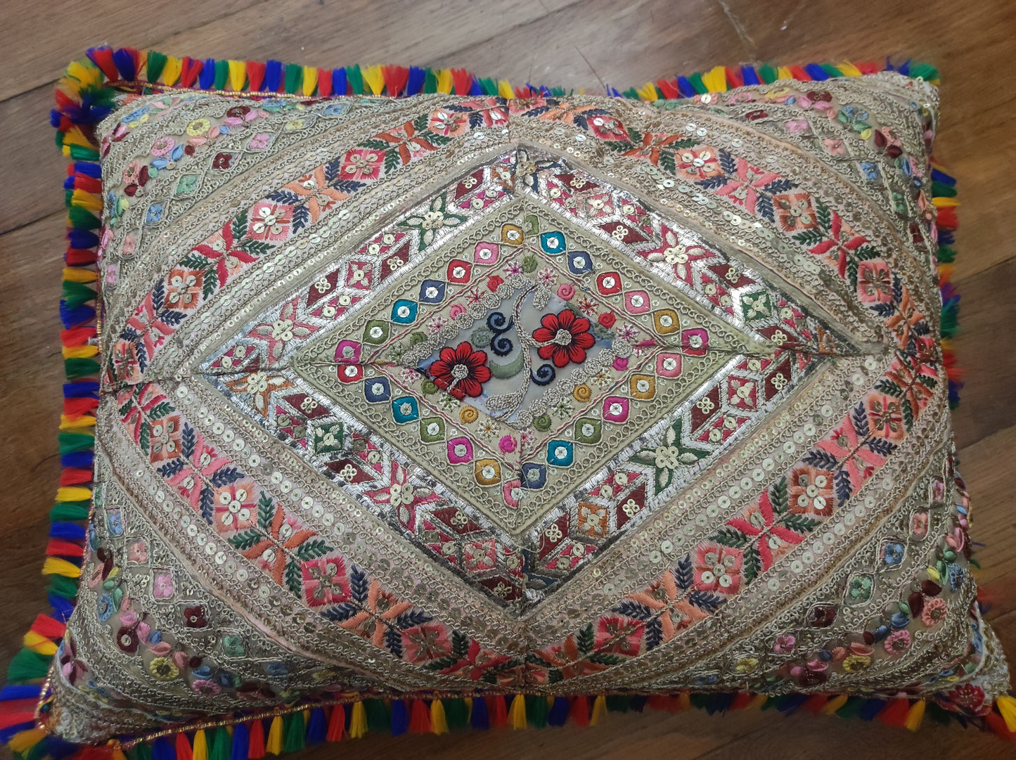 Coussin Indien borde main modele N 4