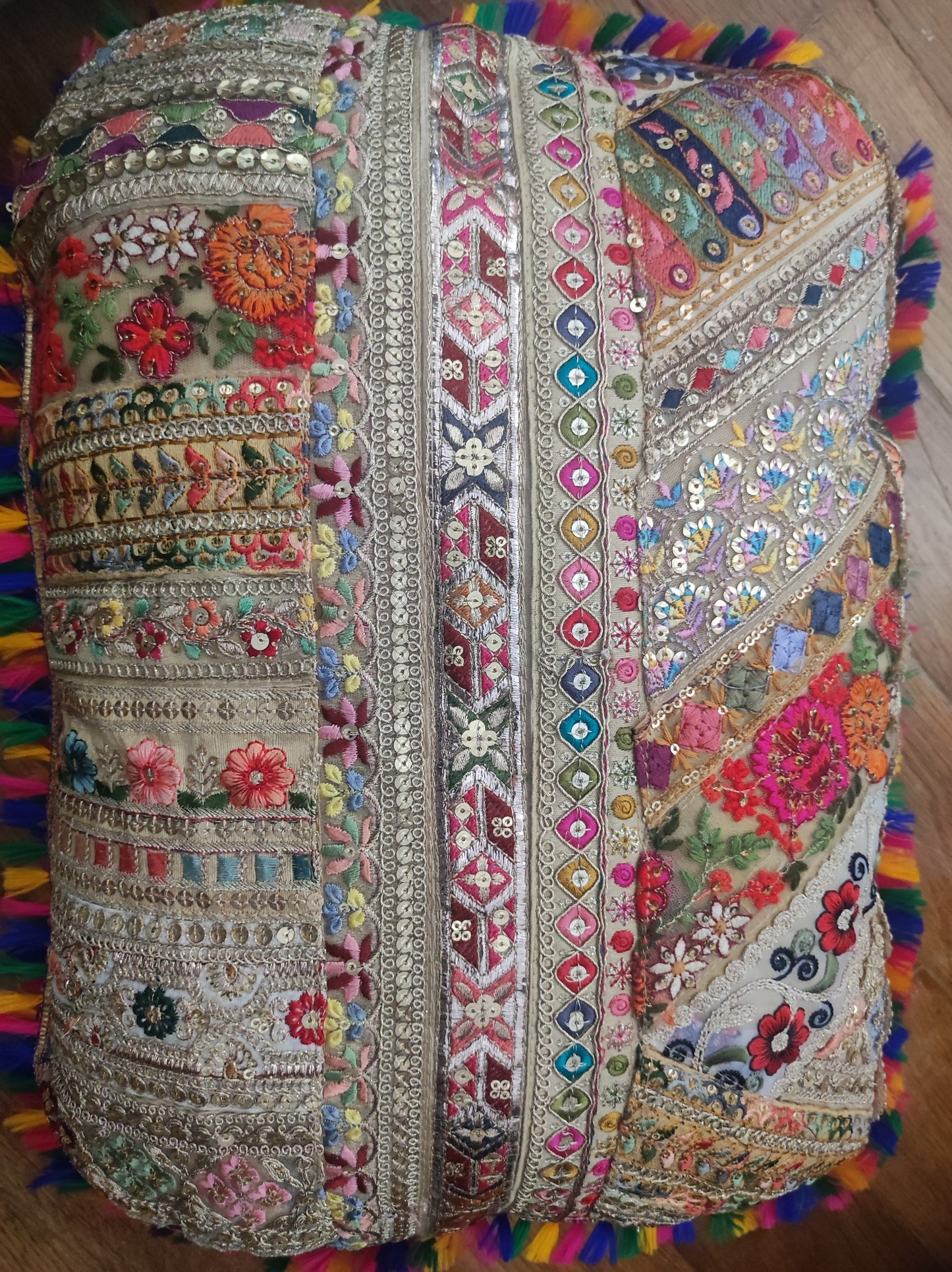 Coussin Indien brodé arrondi Sirus modele N 5