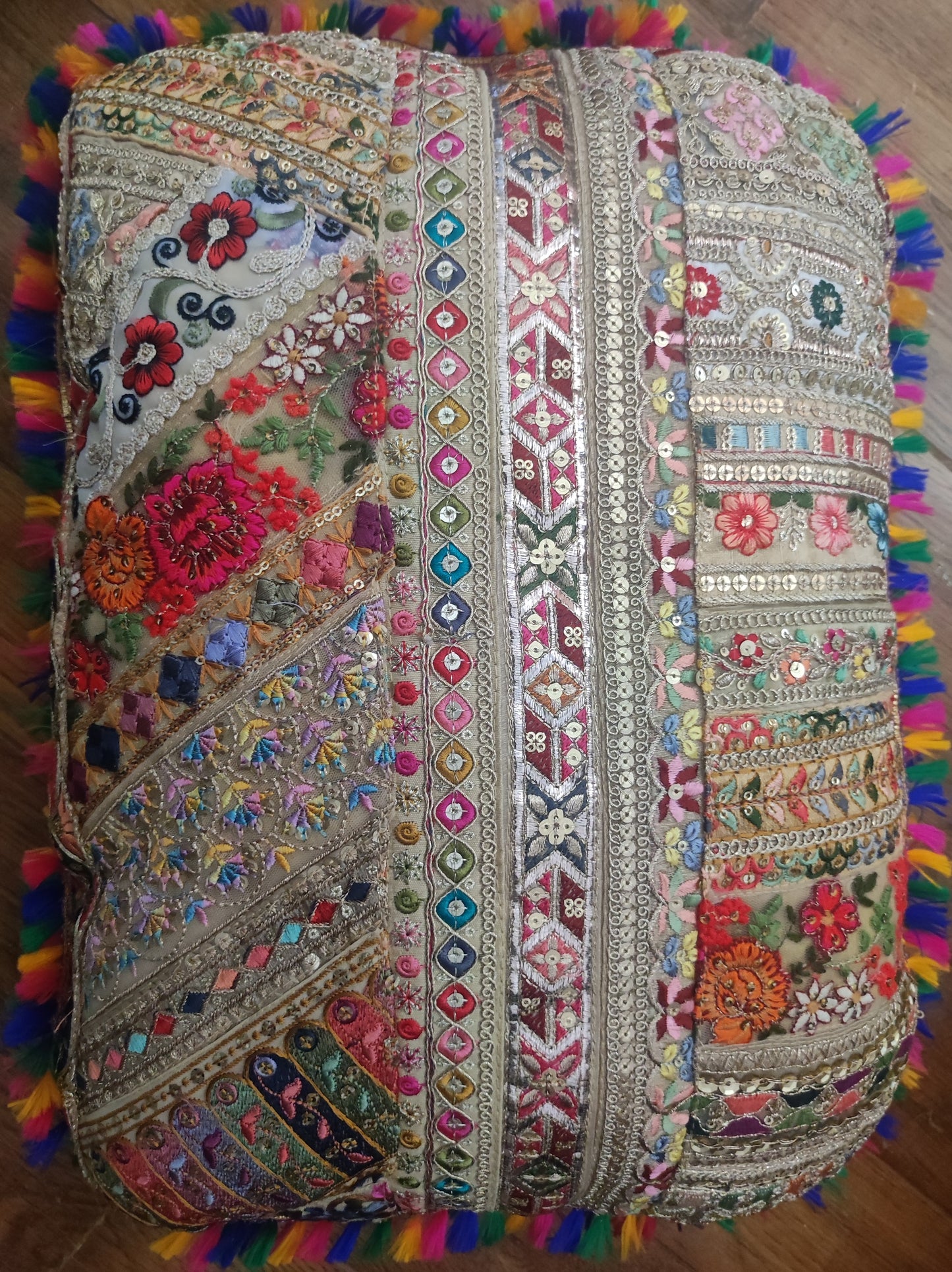 Coussin Indien brodé arrondi Sirus modele N 5