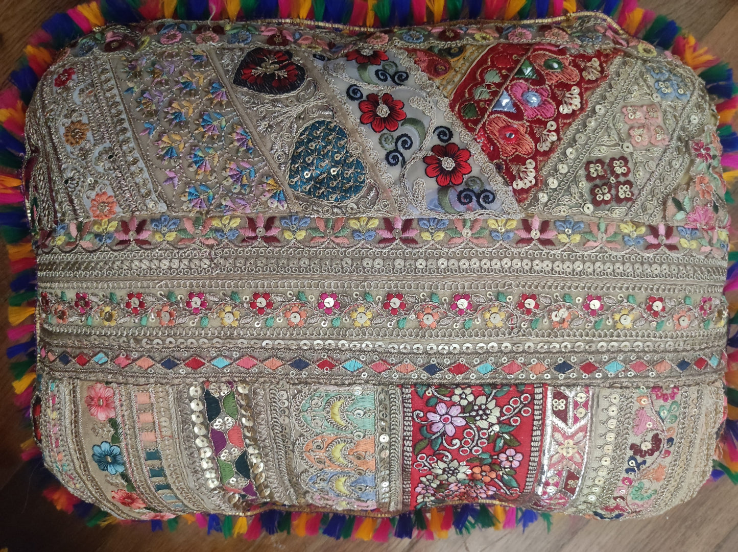 Coussin Indien brodé arrondi Sirus modele N 5