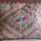 Coussin brodé main motifs rose et bleu