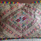 Coussin brodé main motifs rose et bleu