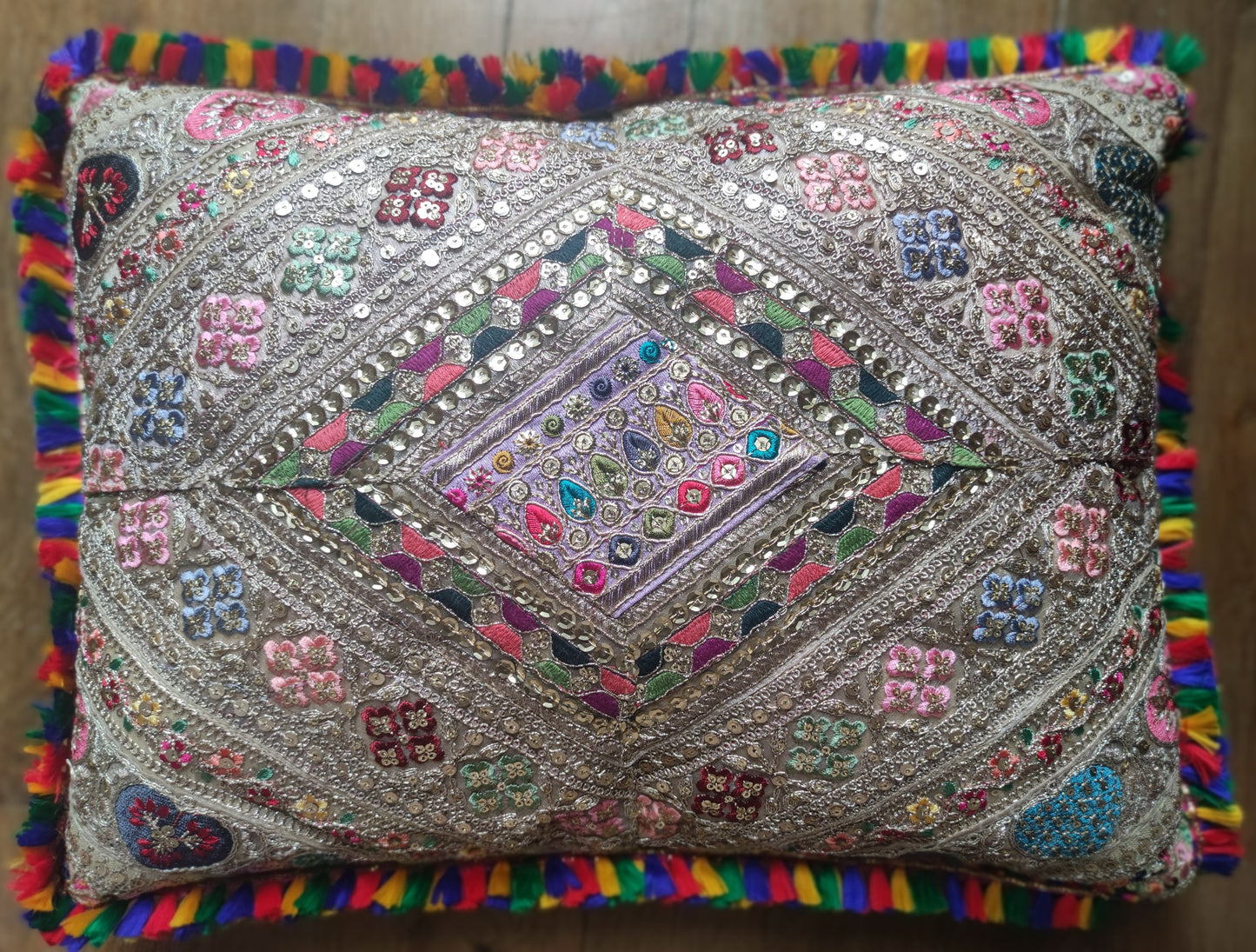 Coussin brodé main motifs rose et bleu