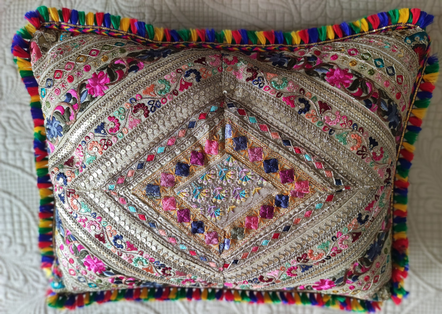 Coussin Indien brode main motifs fuchsia pourpre