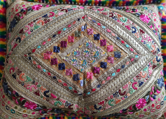 Coussin Indien brode main motifs fuchsia pourpre