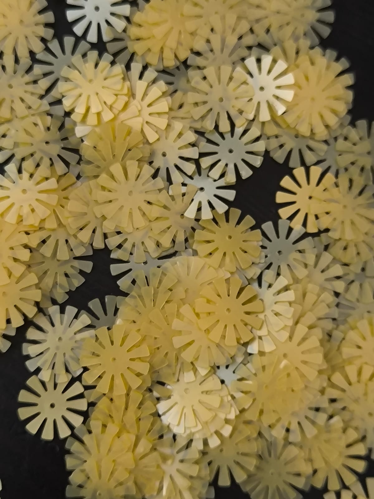 Paillettes fleurs soleil jaune 15 mm
