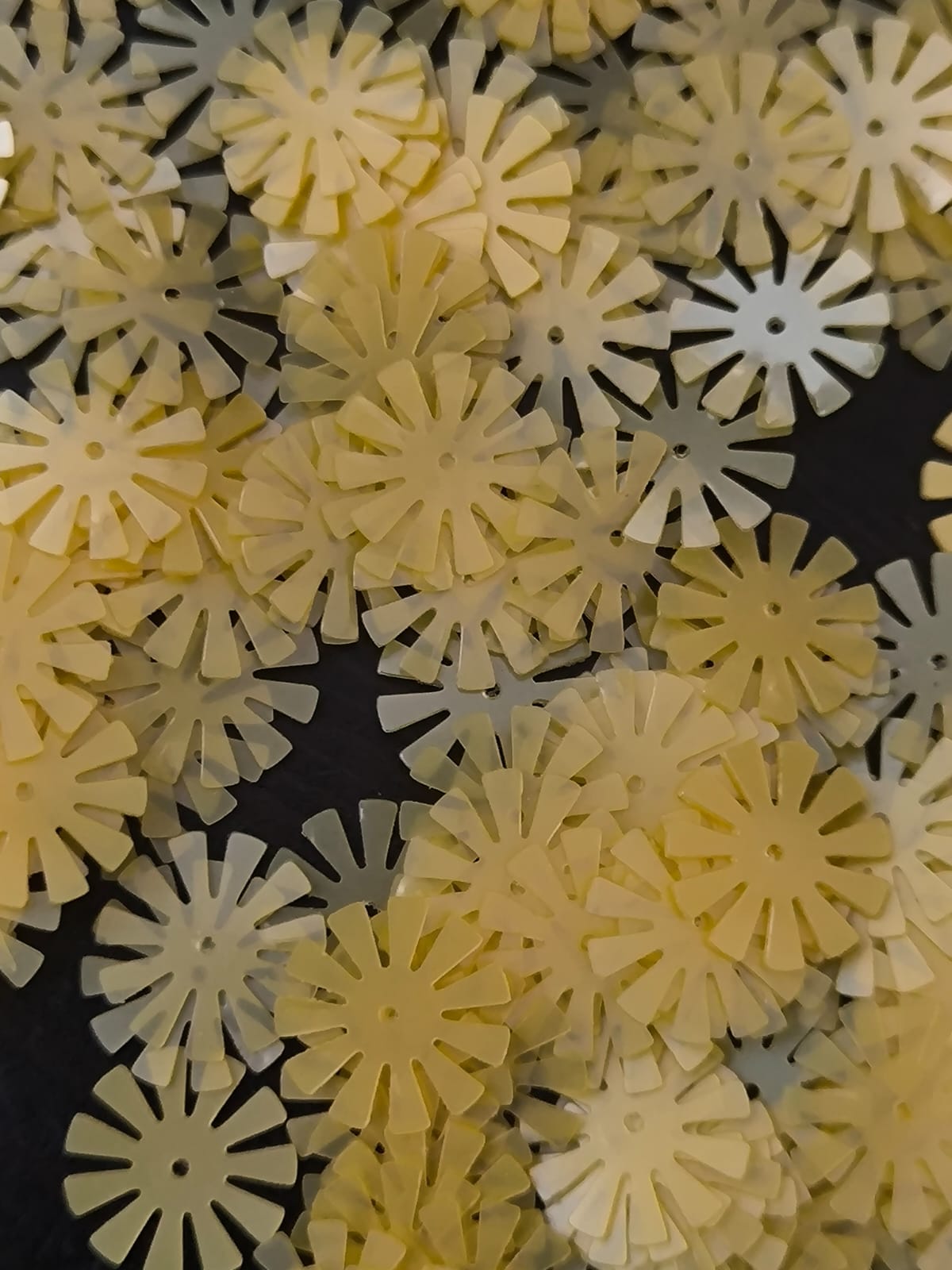 Paillettes fleurs soleil jaune 15 mm