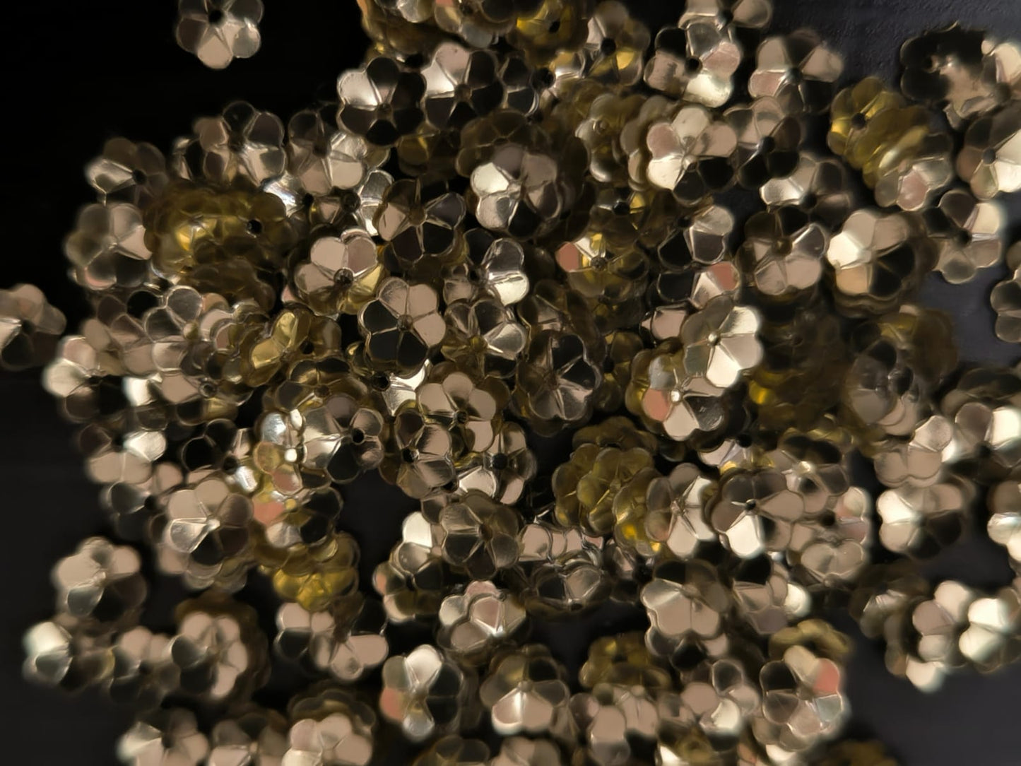Fleurs Incurvees Dorees pour Broderie 5 mm
