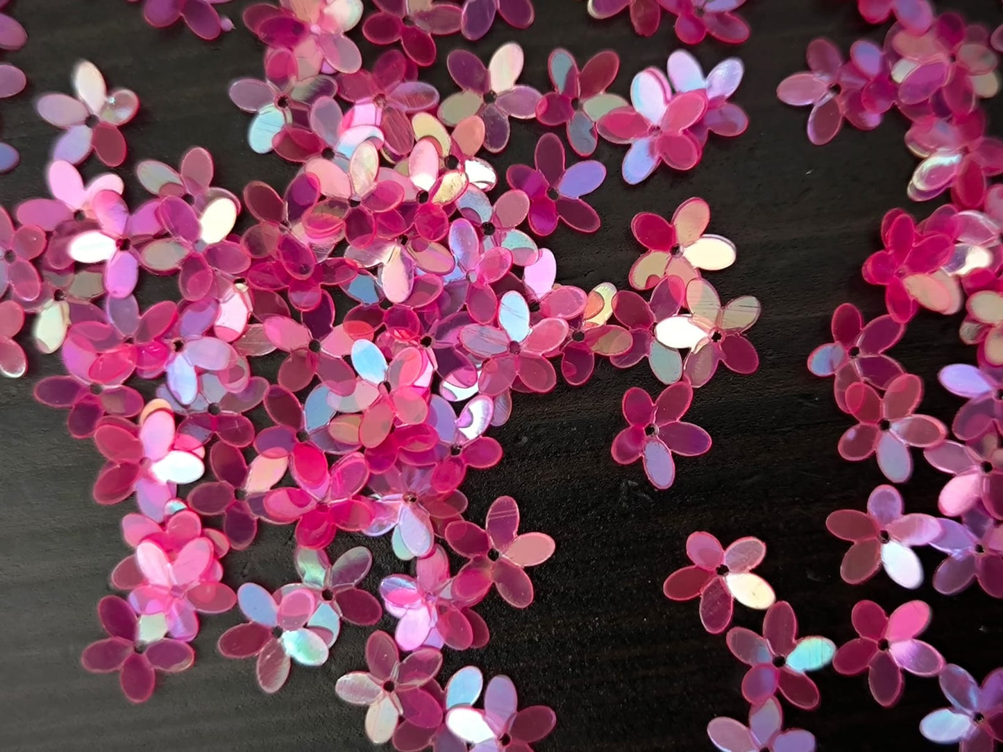 Paillettes petites fleurs rose framboise irisé 9 mm