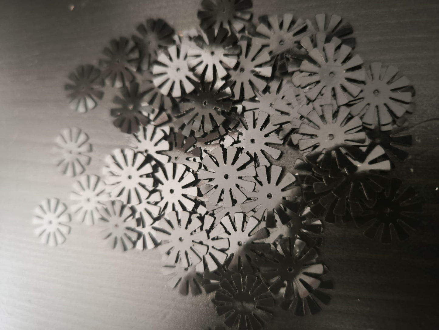 Paillettes fleurs soleil noires 15 mm