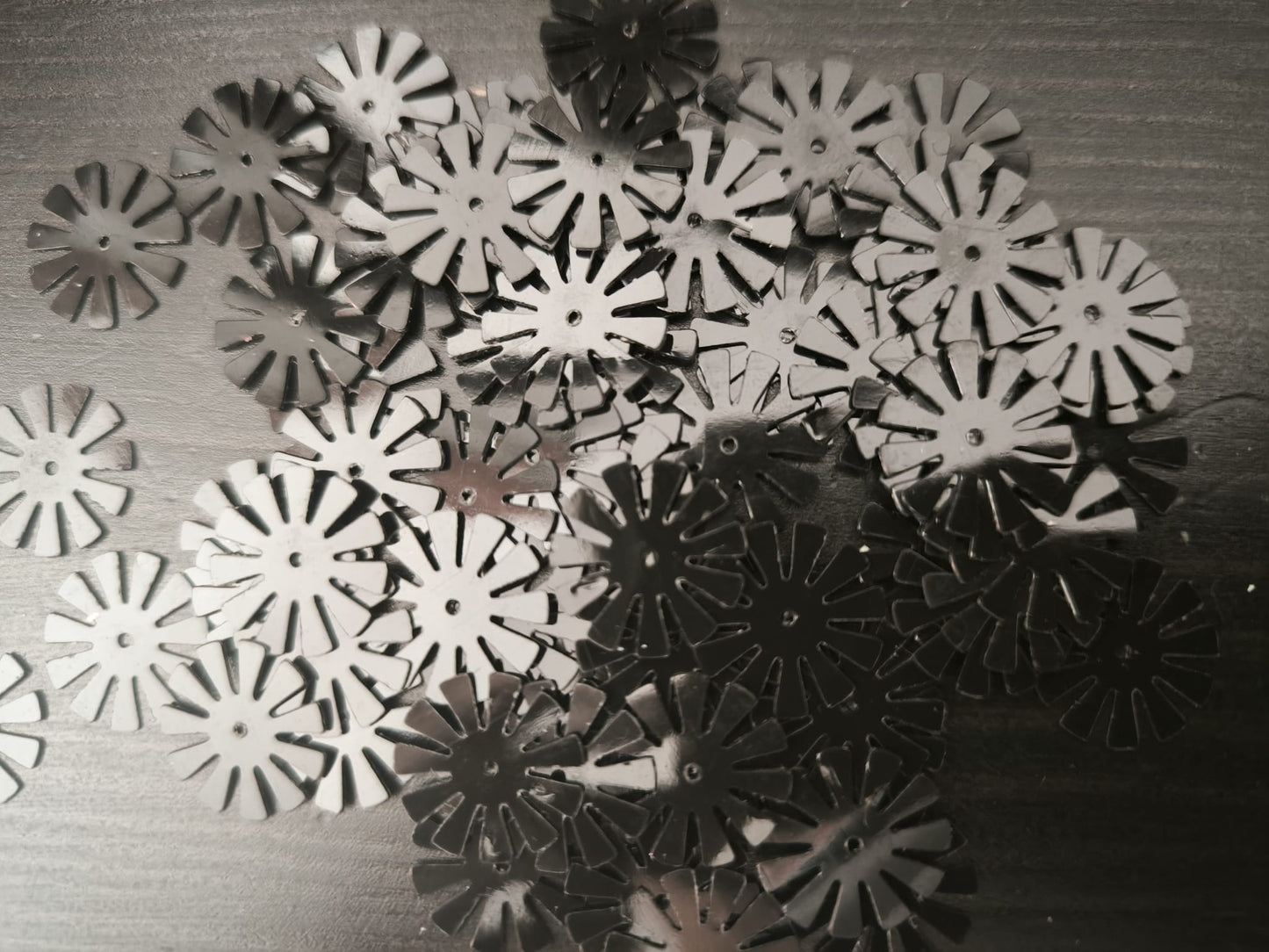 Paillettes fleurs soleil noires 15 mm