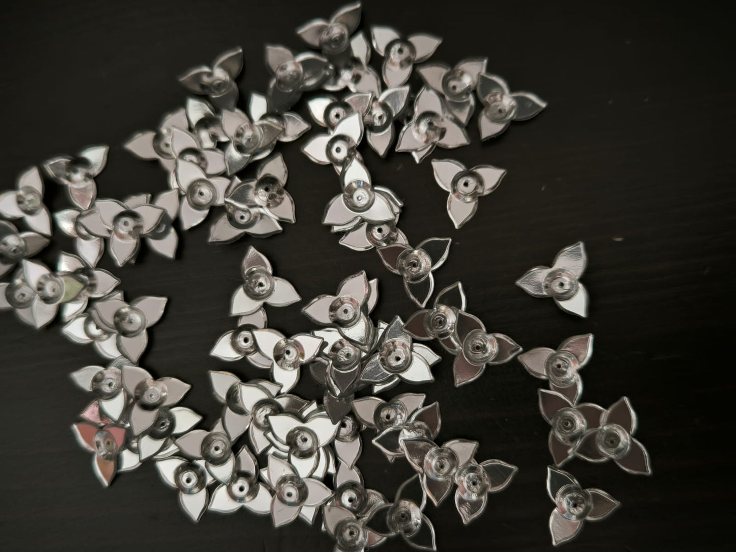 Paillettes Fleurs Trois Pétales Argenté 15mm