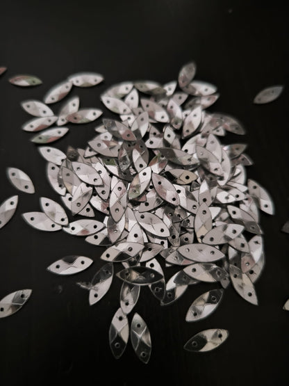 Paillettes larmes argentees incurvees 13 mm