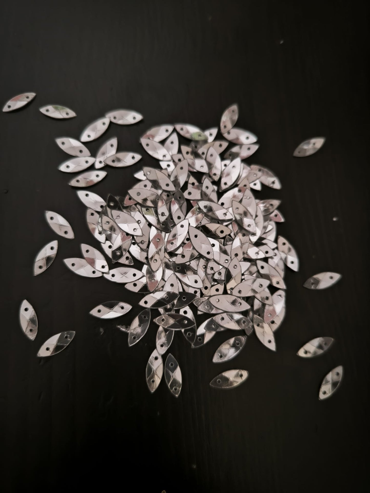 Paillettes larmes argentees incurvees 13 mm