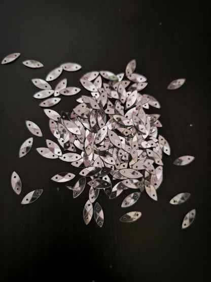 Paillettes larmes argentees incurvees 13 mm