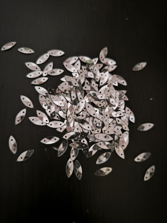 Paillettes larmes argentees incurvees 13 mm