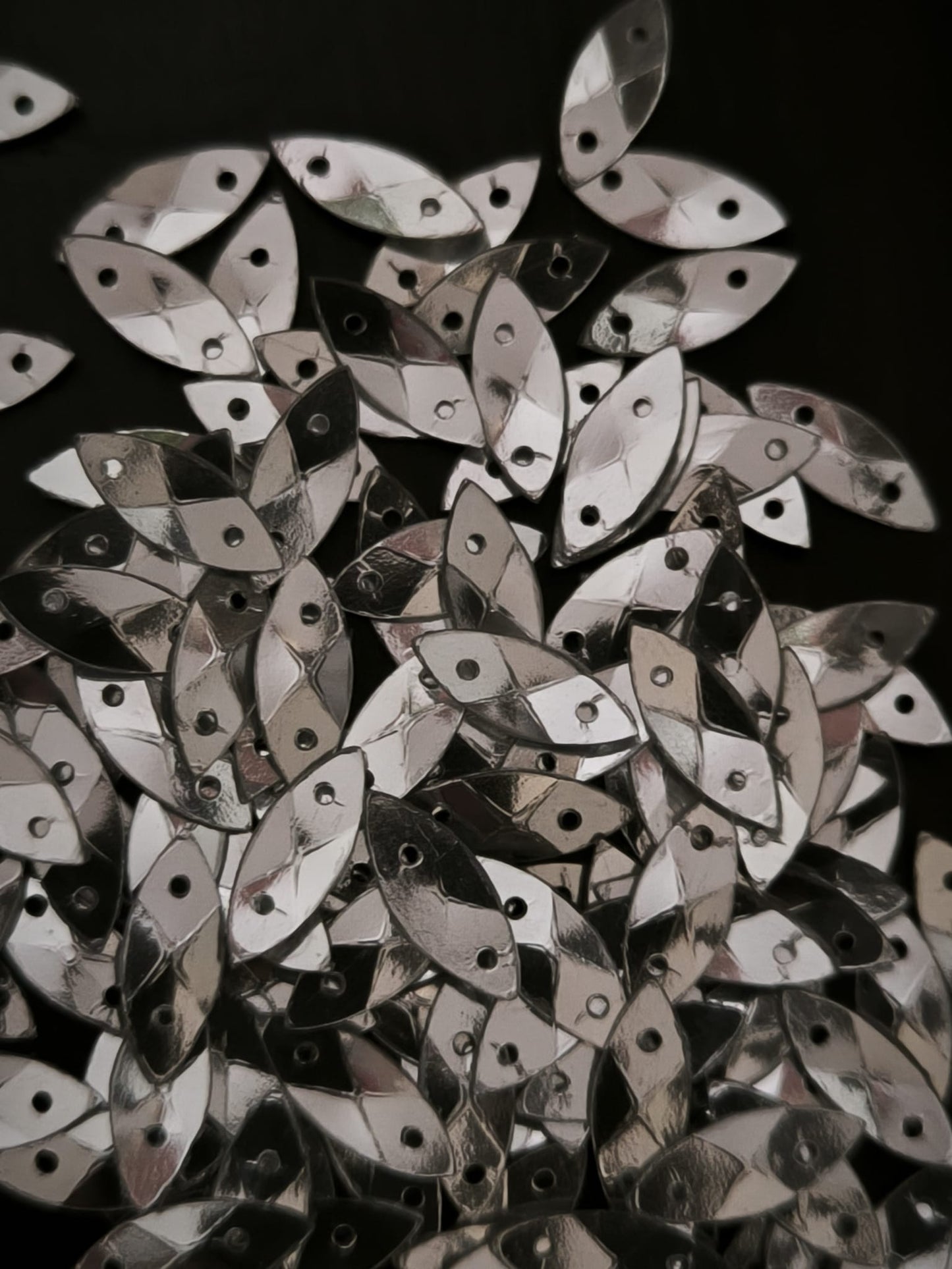 Paillettes larmes argentees incurvees 13 mm