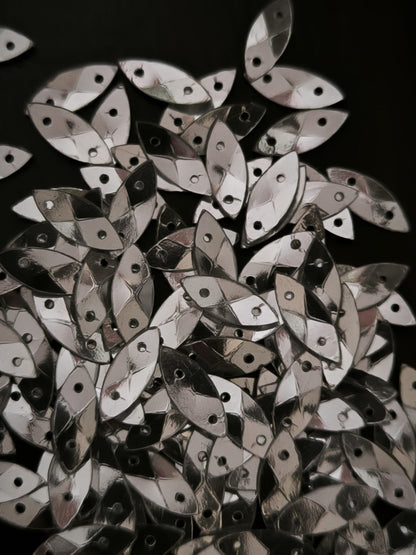 Paillettes larmes argentees incurvees 13 mm
