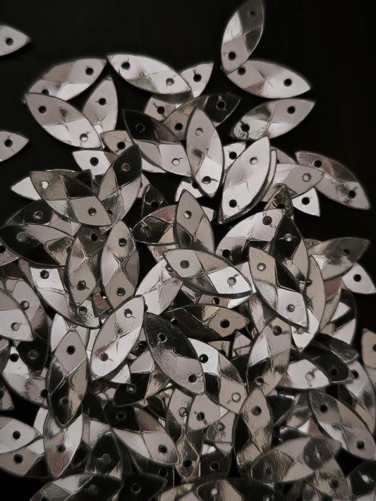 Paillettes larmes argentees incurvees 13 mm
