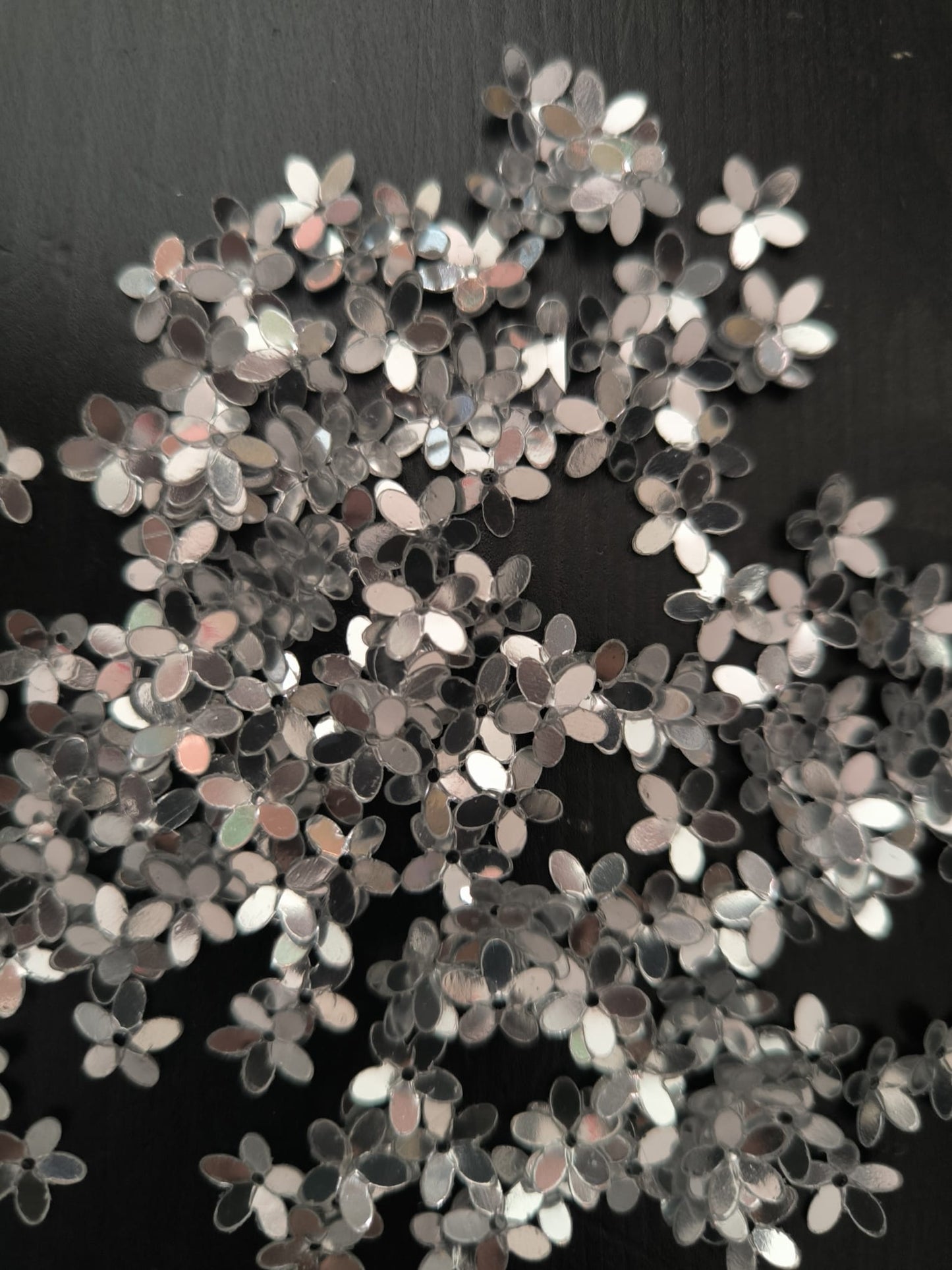 Paillettes petites fleurs argentées 9 mm