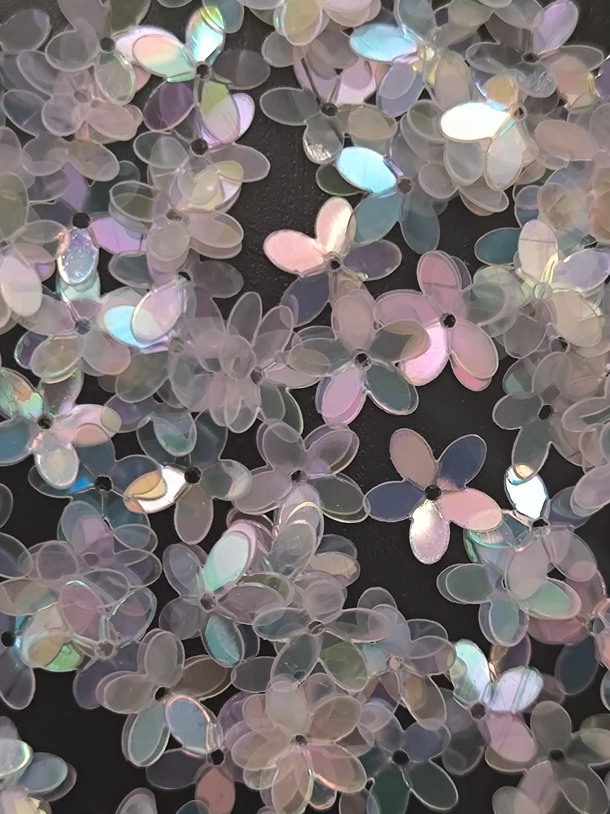 Paillettes petites fleurs blanc transparent  irisé bleu rose 9 mm