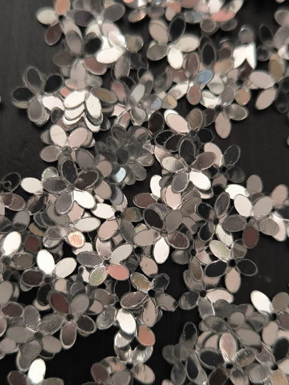 Paillettes petites fleurs argentées 9 mm