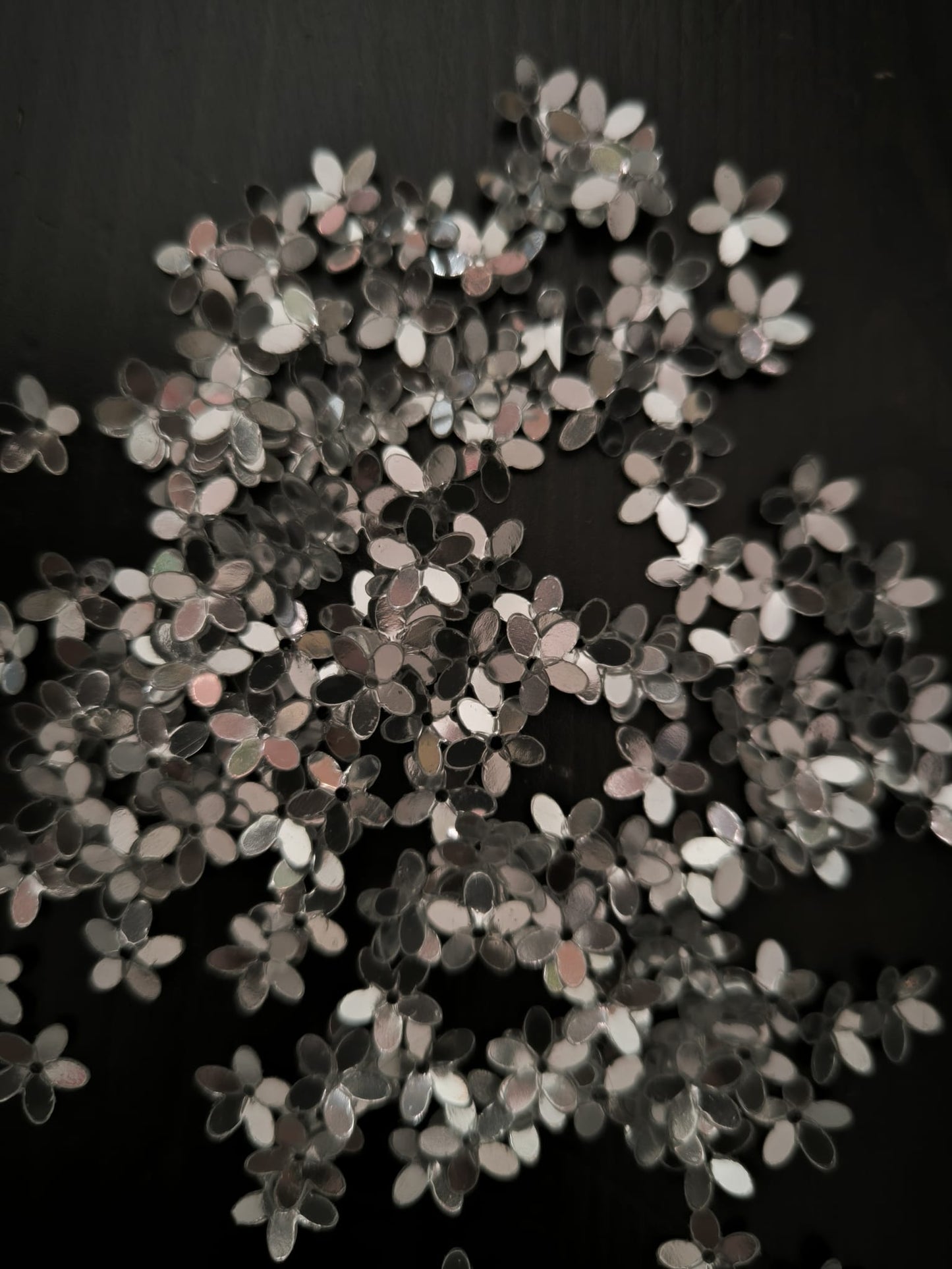 Paillettes petites fleurs argentées 9 mm
