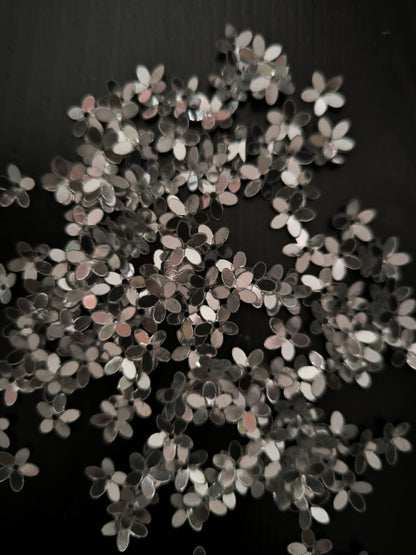 Paillettes petites fleurs argentées 9 mm