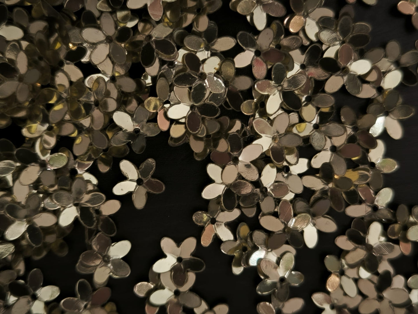 Paillettes petites fleurs dorées 9 mm
