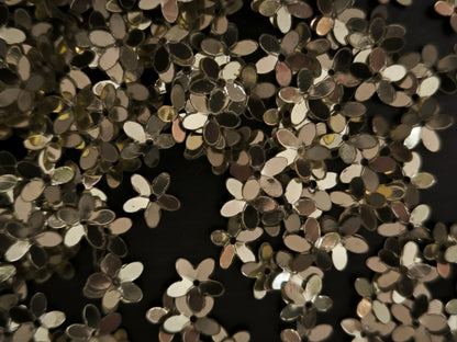 Paillettes petites fleurs dorées 9 mm