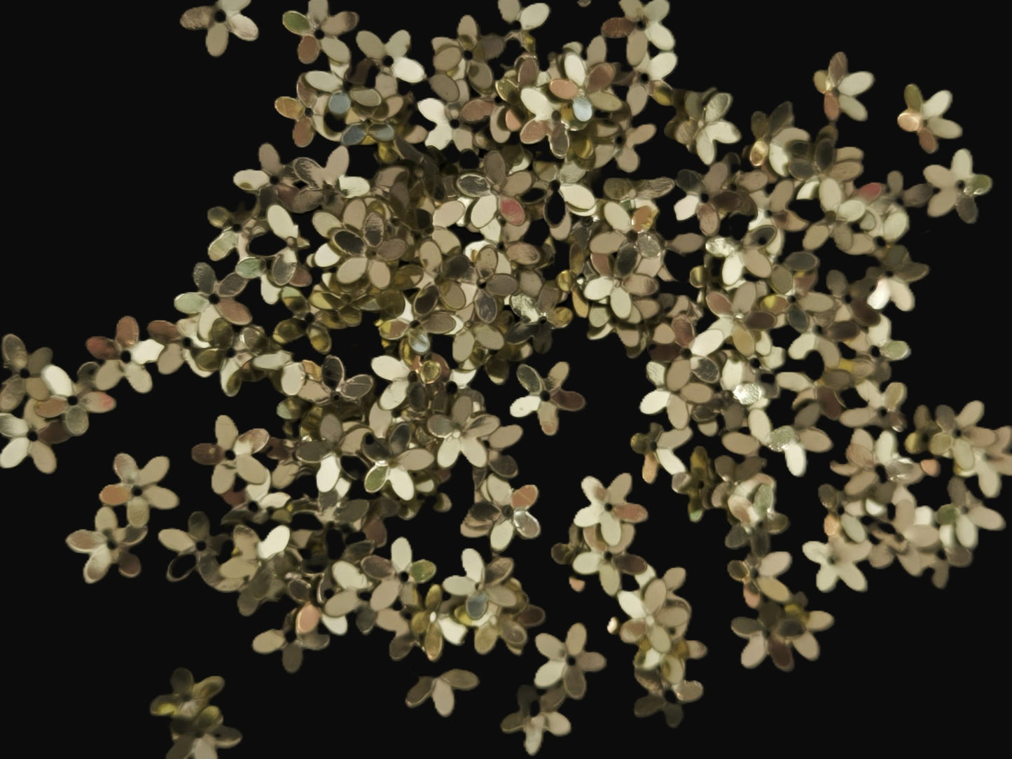 Paillettes petites fleurs dorées 9 mm