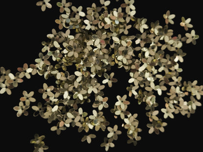 Paillettes petites fleurs dorées 9 mm