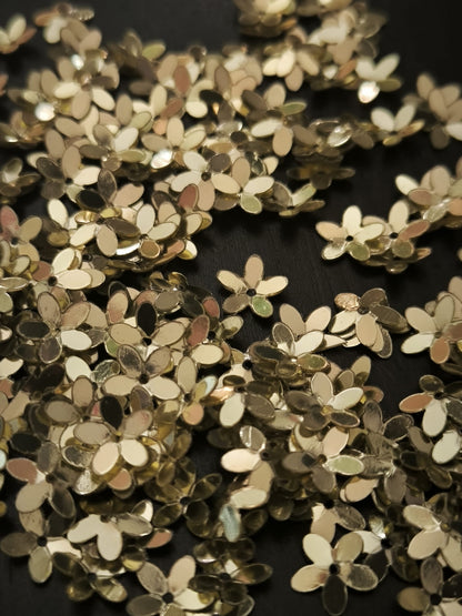 Paillettes petites fleurs dorées 9 mm