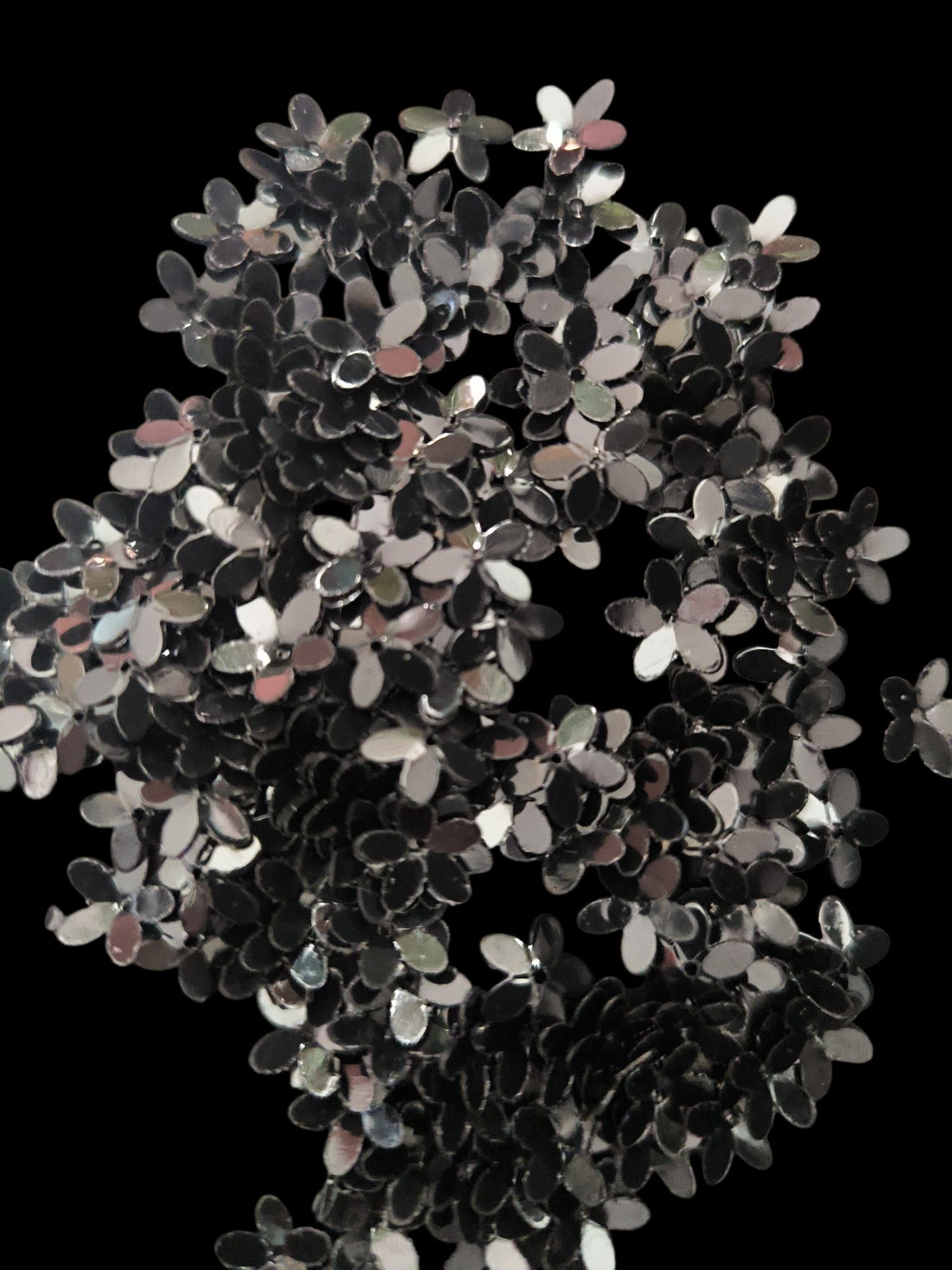 Paillettes petites fleurs noires 9 mm