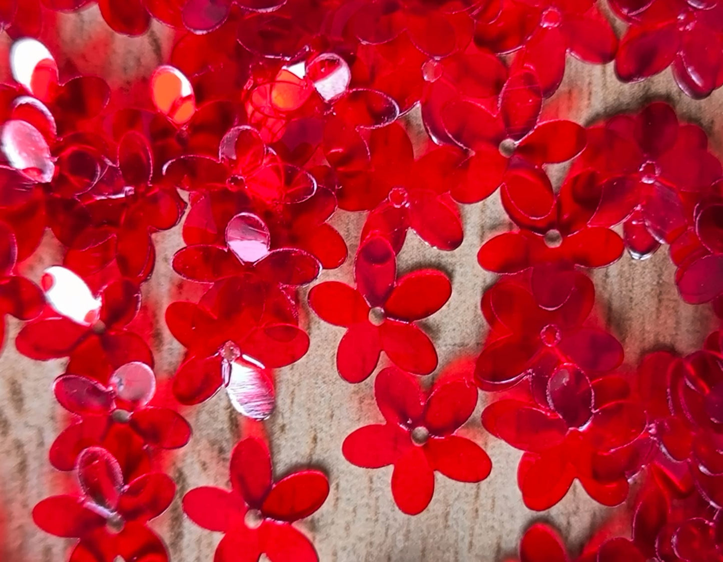 Paillettes petites fleurs rouges 9 mm