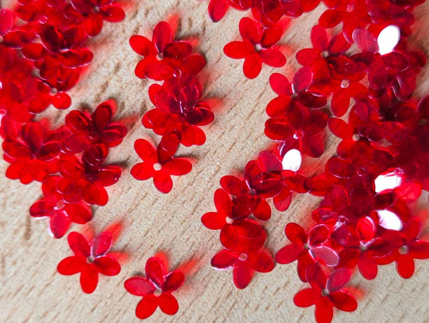 Paillettes petites fleurs rouges 9 mm