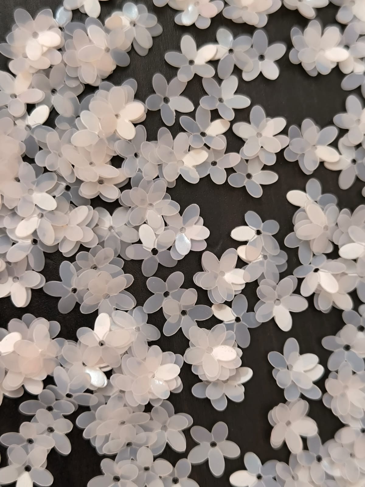 Paillettes petites fleurs blanches 9 mm
