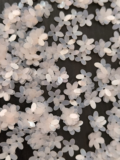 Paillettes petites fleurs blanches 9 mm