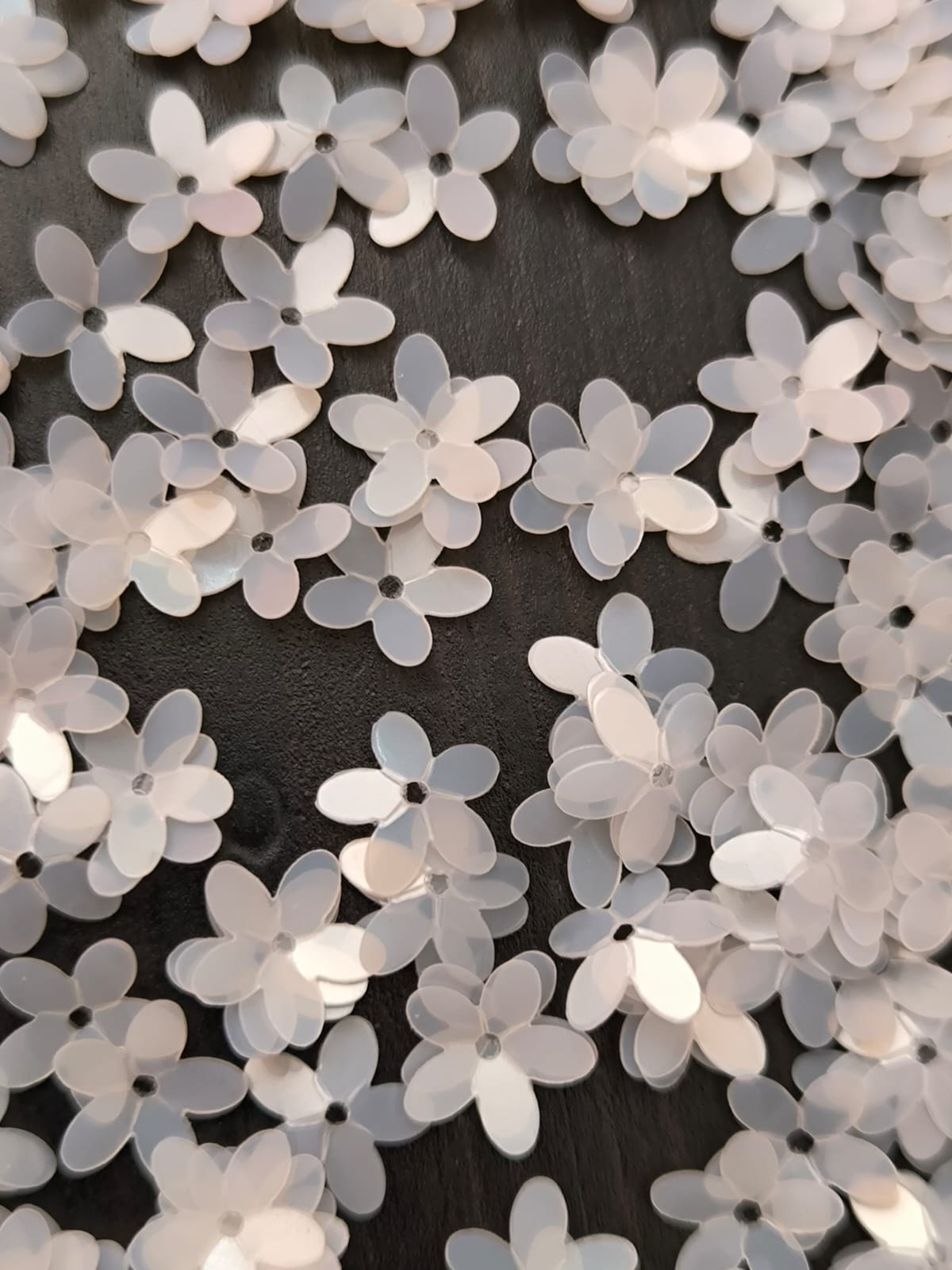 Paillettes petites fleurs blanches 9 mm