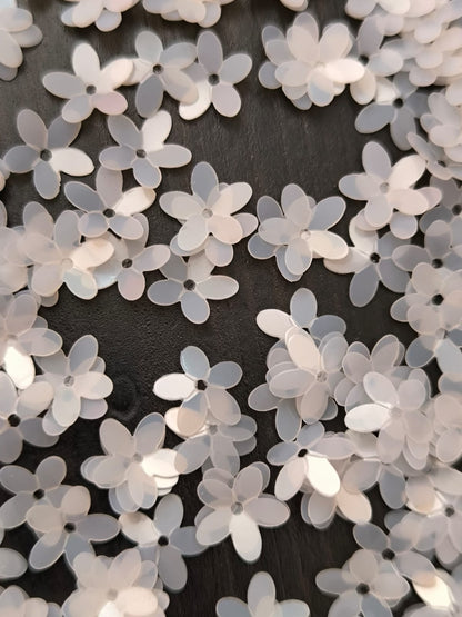 Paillettes petites fleurs blanches 9 mm