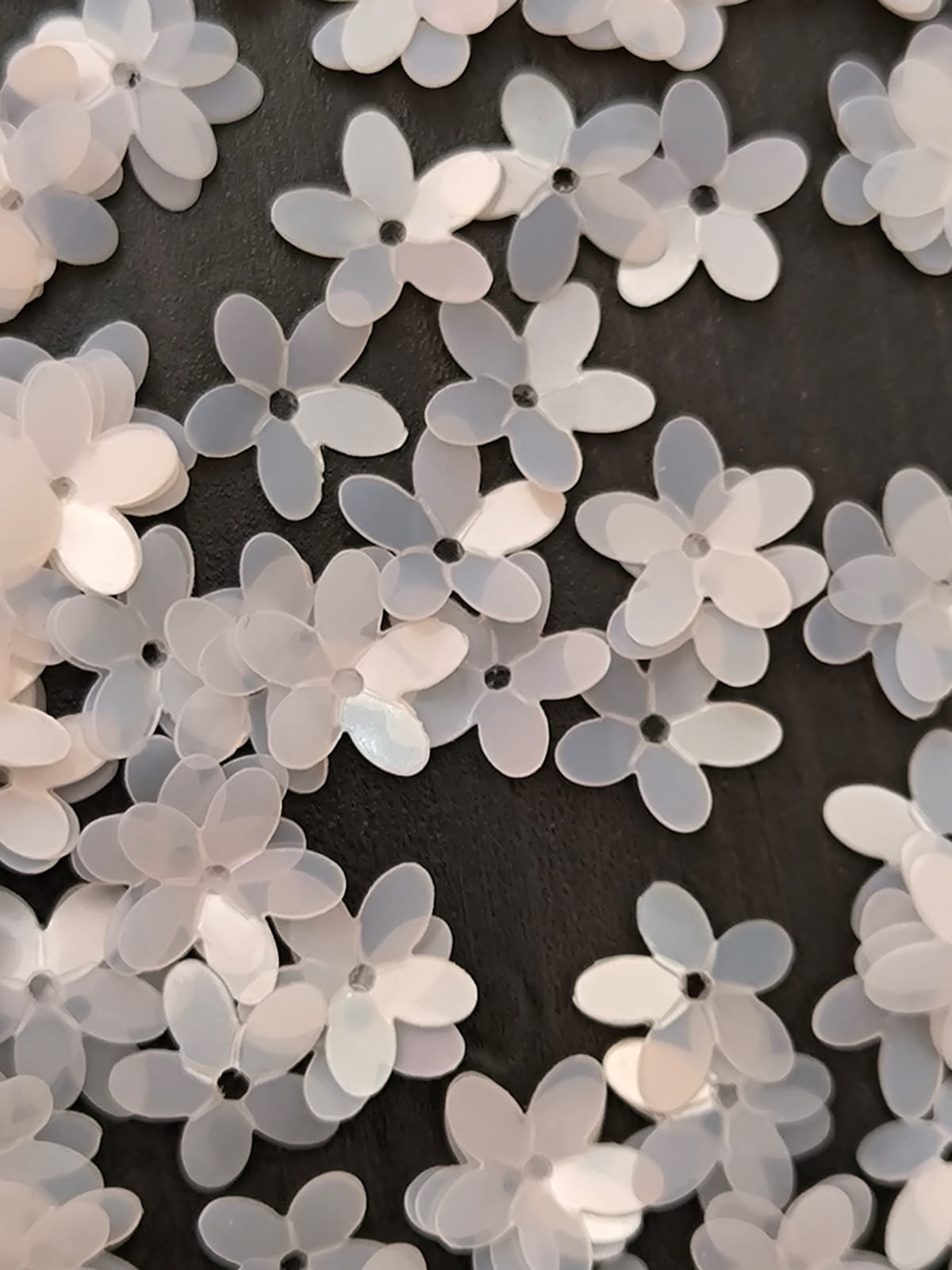 Paillettes petites fleurs blanches 9 mm