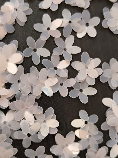 Paillettes petites fleurs blanches 9 mm
