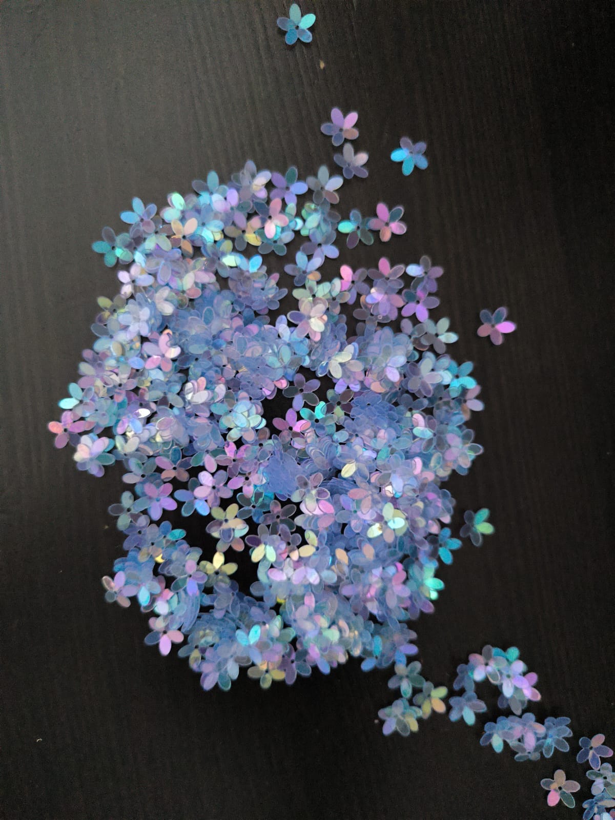 Paillettes petites fleurs bleu irisé rose violet 9 mm