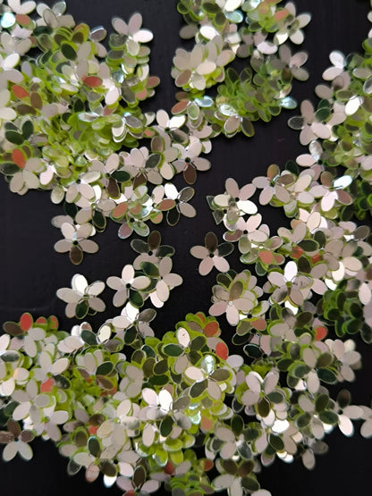 Paillettes petites fleurs miroir vert fluo 9 mm