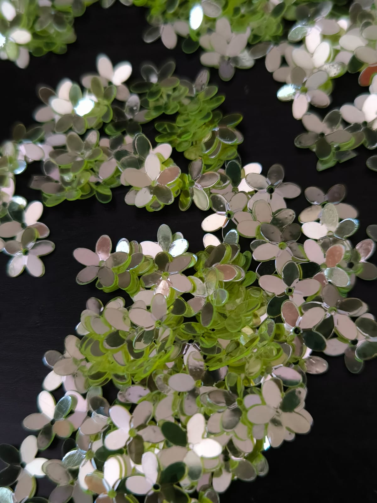 Paillettes petites fleurs miroir vert fluo 9 mm