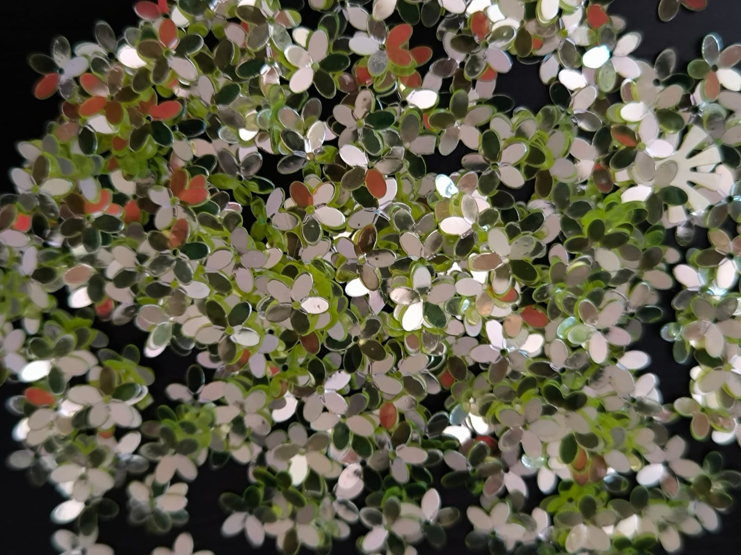 Paillettes petites fleurs miroir vert fluo 9 mm